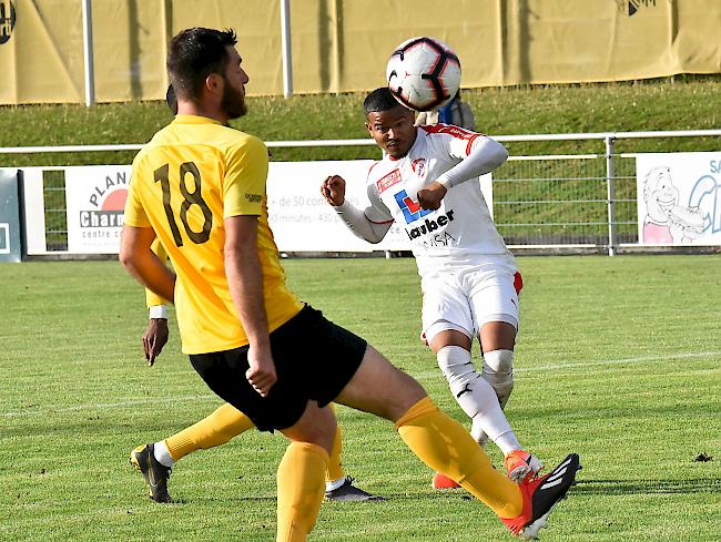 Acosta setzt den Ball kurz vor der Pause an die Latte, der FC Naters Oberwallis verdiente sich den einen Punkt.