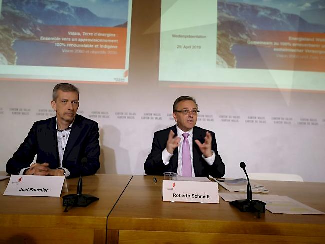 Energiewende. Joël Fournier, Chef der Dienststelle für Energie und Wasserkraft, und Staatsrat Roberto Schmidt stellen die Vision für ein energieautonomes Wallis vor.