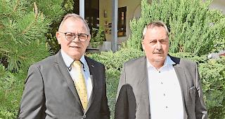 Rapport. Eddy Farronato (links), Pr&auml;sident der Walliser Metzgermeister, und Verbandssekret&auml;r Hubert Gattlen pr&auml;sentierten den anwesenden Mitgliedern einen Blick zur&uuml;ck auf das Jahr 2018.Foto wb