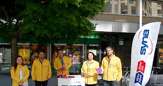 Mitarbeiter der Gewerkschaft Syna am 1. Mai an der Bahnhofstrasse in Visp.