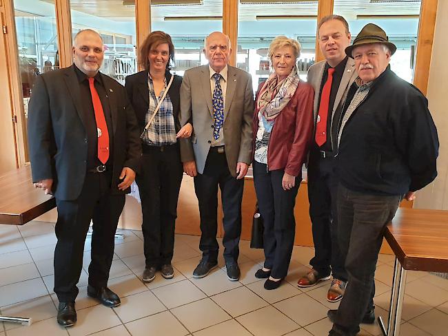 Ehrungen. André Roduit, Nicole Lütolf, Hans Lütolf, Bahnhofbuffet Gampel (50 Jahre Verbandsmitglied), Madeleine Brigger, Jägerstuba Grächen (40 Jahre Verbandsmitglied), Heinrich Lauwiner und Elmar Brigger (von links).