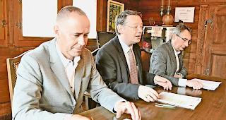 Finanzen im Griff. Finanzverwalter Damian Schmid, Gemeindepr&auml;sident Franz Ruppen und Gemeindeschreiber Bruno Escher (von links) k&ouml;nnen der Urversammlung am 22. Mai 2019 eine positive Verwaltungsrechnung pr&auml;sentieren.Foto wb