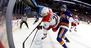 Pers&ouml;nliche Bestmarke. Der B&uuml;ndner Nino Niederreiter (links) steht erstmals in den Playoff-Halbfinals um den Stanley Cup.