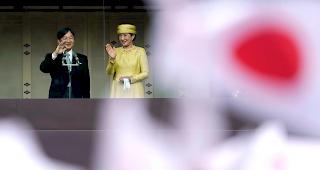 Japan. Begeisterte Zuschauer jubeln dem neuen Kaiser Naruhito und seiner Ehefrau zu.