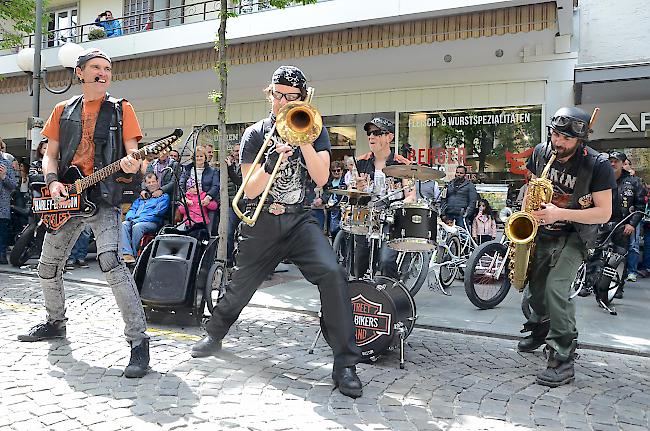 <b>Impressionen.</b> ... und Les Bikers zogen von Standort nach Standort und begeisterten die Besucher nicht weniger.