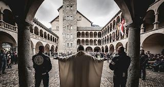<b>Gottesdienst.</b> Der von Pfarrer Frank Sommerhoff im Stockalperschloss&nbsp;geleiteten Messe wohnten rund 400 Biker bei.