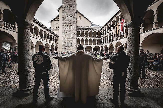 <b>Gottesdienst.</b> Der von Pfarrer Frank Sommerhoff im Stockalperschloss geleiteten Messe wohnten rund 400 Biker bei.