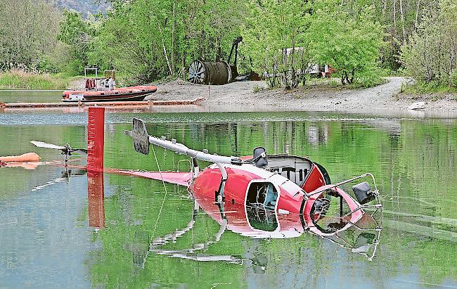 Unfallursache bekannt. Der im Mai 2018 abgestürzte Helikopter kam halb aus dem Wasser ragend auf der linken Seite liegend  zum Stillstand. 