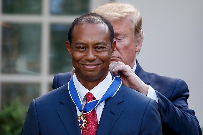 Der US-Präsident verleiht dem Golfstar Tiger Woods die Freiheitsmedaille.