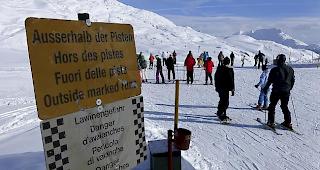 299 Lawinen wurden dem SLF bis Ende April gemeldet. Sie verursachten nicht nur Sachsch&auml;den: 19 Personen verloren ihr Leben. (Symbolbild)