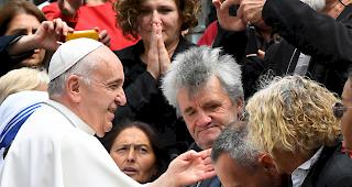 Empfang. Papst Franziskus bei seiner Ankunft in der nordmazedonischen Hauptstadt Skopje.