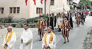 Die Fronleichnamsprozession (im Bild Naters) ist gelebte Tradition.