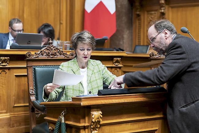 Reinhard Schnidrig, Chef der Sektion Wildtiere und Waldbiodiversität im Bundesamt für Umwelt, berät Bundesrätin Simonetta Sommaruga während der Debatte um das Jagdgesetz an der Sondersession des Nationalrats vom Mittwoch.