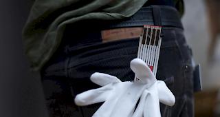 Die Kantonspolizei warnt: Nicht ausgebildete Handwerker versuchen an der Haust&uuml;r Vertrauen zu erwecken und leisten dann mangelhafte Arbeit zu &uuml;berh&ouml;hten Preisen. (Symbolbild)