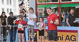 Ehrenstarter. Michael Kuonen (rechts) &uuml;bergab den Schnellsten die Medaillen und Preise.