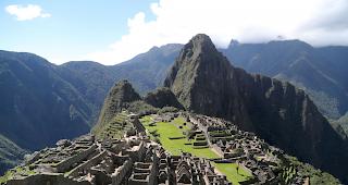 Die Touristenstr&ouml;me auf die peruanische Inka-St&auml;tte Machu Pichu haben eine zerst&ouml;rerische Wirkung auf die jahrhundertealten Steinoberfl&auml;chen.