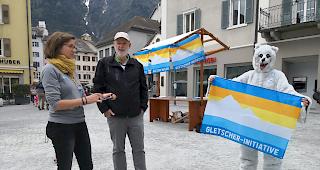 Das Oberwalliser Komitee f&uuml;r die Gletscher-Initiative sammelt auf dem Briger Stadtplatz Unterschriften f&uuml;r die sogenannte &laquo;Gletscher-Initiative&raquo;. 