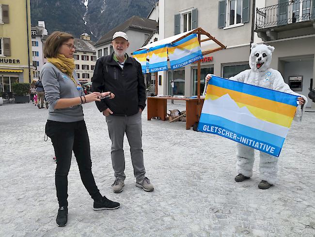 Das Oberwalliser Komitee für die Gletscher-Initiative sammelt auf dem Briger Stadtplatz Unterschriften für die sogenannte «Gletscher-Initiative».