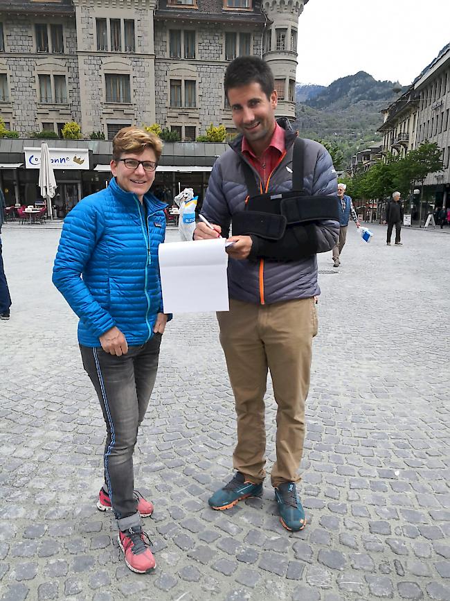 Sammelbeginn für die Gletscher-Initiative mit Brigitte Wolf (Grüne Oberwallis).