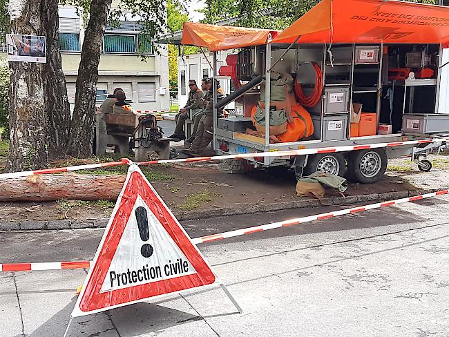 Der Zivilschutz zeigt vor Ort eine Rettungsübung aus Trümmerlagen.