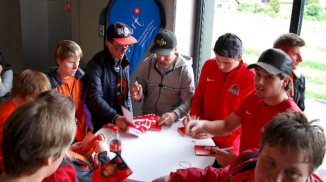 Impressionen des Unihockeyturniers in Brig.