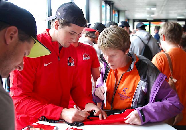 Impressionen des Unihockeyturniers in Brig.