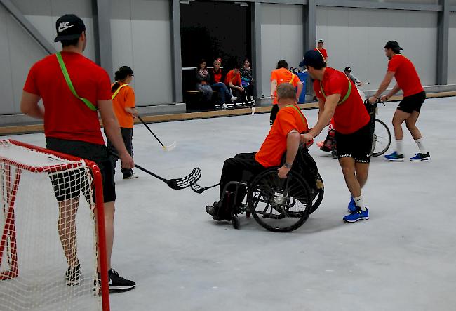 Impressionen des Unihockeyturniers in Brig.