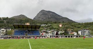 Punkteteilung zwischen Naters II und Raron (in weiss) auf dem Stapfen.