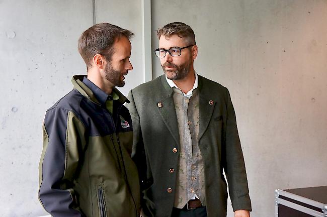 Sven Wirthner, Bereichsleiter Oberwallis der Dienststelle für Jagd, Fischerei und Wildtiere, und Marc Truffer, Verantwortlicher Jungjägerausbildung Oberwallis, bei der Feier zur Übergabe der Jagdpatente.