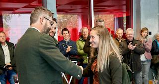 Erfolgreiche Absolventin der Jagdpr&uuml;fung nimmt das Jagdpatent entgegen.