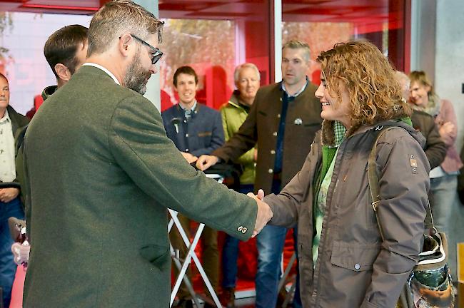 Erfolgreiche Absolventin der Jagdprüfung nimmt das Jagdpatent entgegen.