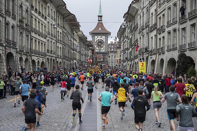 Nachdem ein Läufer am Samstag am Grand-Prix von Bern kurz vor dem Zieleinlauf zusammengebrochen ist, verstarb er später im Spital. 