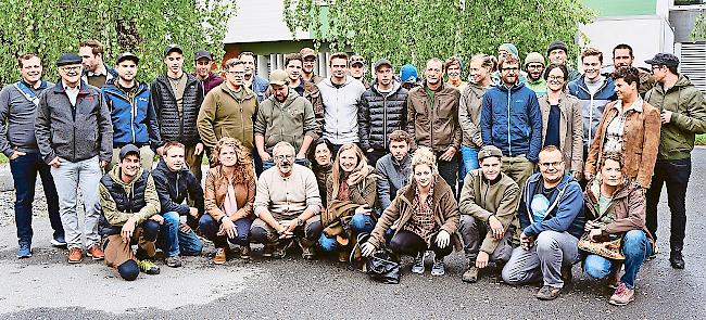 Geschafft. Nach einer zweijährigen Ausbildung, Schiess-, Theorie- und schriftlichen Prüfungen konnten die Walliser Jungjägerinnen und Jungjäger ihr Jagdpatent entgegennehmen.Foto WB