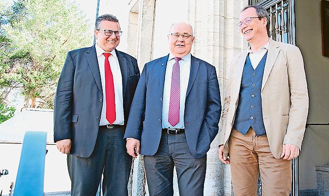 Zufrieden. Finanzverwalter Aldo Karlen, Gemeindepräsident Niklaus Furger und Gemeindeschreiber Thomas Anthamatten (von links). Foto wb