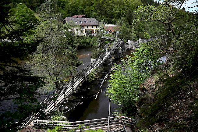 Mysteriös. Nach dem Armbrust-Drama von Passau wurden in der Wohnung einer der Toten im niedersächsischen Wittungen zwei weitere Leichen entdeckt.