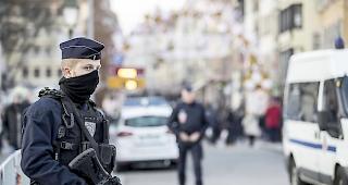Im Dezember 2018 erschoss ein Attent&auml;ter f&uuml;nf Menschen auf dem Strassburger Weihnachtsmarkt. F&uuml;nf Personen wurden nun festgenommen, die dem Attent&auml;ter bei der Beschaffung von Waffen geholfen haben sollen.