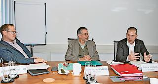 Verantwortlich. Jacques M&eacute;trailler (Direktor), Jean-Pierre Morand (Pr&auml;sident) und Mischa Imboden (Vizepr&auml;sident, von links)  informierten &uuml;ber das letzte Gesch&auml;ftsjahr der CCF AG.