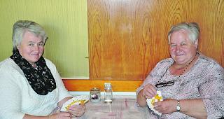 Claudia Willisch und ihre Schwester Mathilde Lauber geniessen die Jassausfl&uuml;ge nach Chamonix oder Leysin.