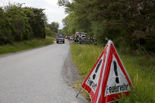 Ein Teil der Übung: Der Lenker eines Personenwagens liess sich durch den Rauch ablenken und kam von der Fahrbahn ab.