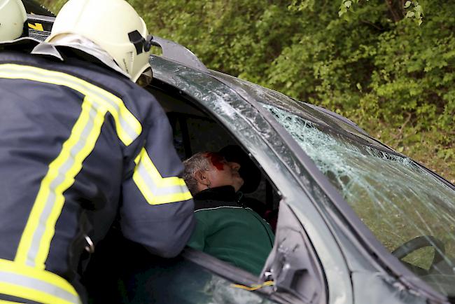 Die Feuerwehrleute müssen die Insassen mit hydraulischen Scheren befreien. 