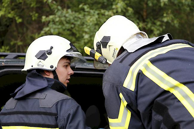 Die Feuerwehrleute müssen die Insassen mit hydraulischen Scheren befreien. 