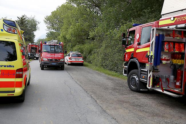 Über ein Dutzend Fahrzeuge der Feuerwehr, Polizei und Sanität sind auf Platz.