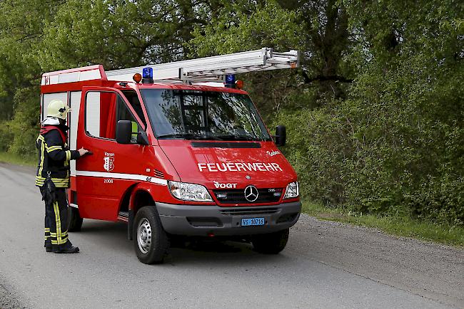 Über ein Dutzend Fahrzeuge der Feuerwehr, Polizei und Sanität sind auf Platz.