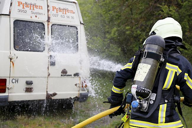 Der brennende «Campingwagen» wird gelöscht. 