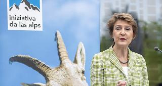 Simonetta Sommaruga will Massnahmenpaket f&uuml;r Verlagerung auf Schiene schn&uuml;ren: Senkung des Benutzungstarifs f&uuml;r die Schiene, Rabatte f&uuml;r lange G&uuml;terz&uuml;ge, Subventionen f&uuml;r kombinierten Verkehr verl&auml;ngern und LSVA f&uuml;r &auml;ltere und schmutzigere Lastwagen erh&ouml;hen.