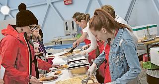 Essen. Verpflegung in Brentjong: Lokales war Trumpf.