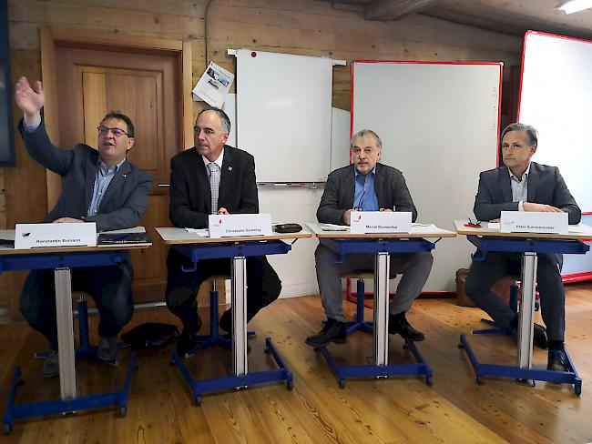Tourismus und seine Auswirkungen. Stellten am Dienstag die neue digitale Lernplattform vor: Projektleiter Konstantin Bumann, Staatsrat Christophe Darbellay, Marcel Blumenthal, Adjunkt der Dienststelle für Unterrichtswesen, und Peter Summermatter, stellvertretender Direktor der Pädagogischen Hochschule Wallis (v.l.).