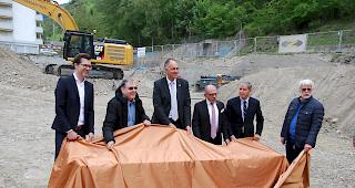 Architekt Markus Schietsch, Hans Widmer, Stiftungsratspr&auml;sident FFHS, Staatsrat Christophe Darbellay, Louis Ursprung, Stadtpr&auml;sident Brig, Wilhem Schnyder, Stiftungsratspr&auml;sidnet FernUni und Bruno Attinger, Pr&auml;sident Baukommission (von links) bei der Grundsteinenth&uuml;llung. 