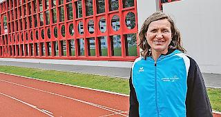 Nathalie Etzensperger vor der OS-Turnhalle in Glis.