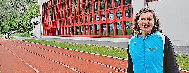 Nathalie Etzensperger vor der OS-Turnhalle in Glis.